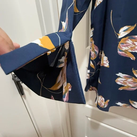 Daniel Rainn. Blue Floral, Zip Back Top. Size Petite Medium. - Picture 8 of 9